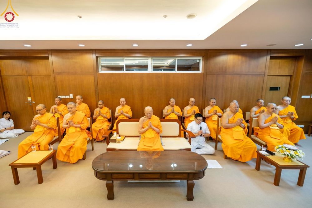 ภาพ No.111511:พิธีอธิษฐานจิตปิดแผ่นทอง "ธรรมจักร" เพื่อสถาปนาอุโบสถ "บูชาธรรม 80 ปี หลวงพ่อธัมมชโย" วัดพระธรรมกายลอนดอน ประเทศอังกฤษ ณ อาศรมบัณฑิต วัดพระธรรมกาย ในวันเสาร์ที่ 27 เมษายน พ.ศ. 2567