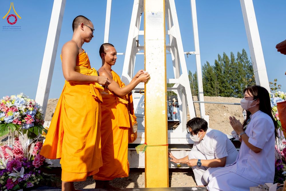 ภาพ No.275046:วันอาทิตย์ที่ 30 พฤศจิกายน พ.ศ. 2568 พิธีตอกเสาเข็ม "สร้างองค์พระเจดีย์เพื่อสร้างสันติภาพโลก" ต้นสุดท้าย ณ ศูนย์ปฏิบัติธรรมระยอง (บ้านช่องลม)