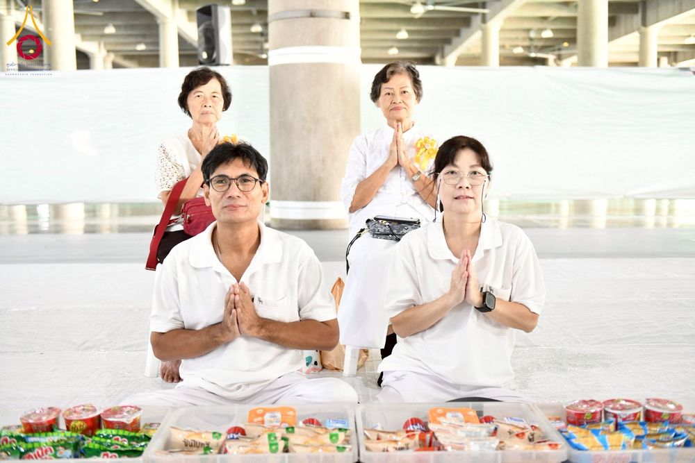 ภาพ No.256628:วันที่ 11 ตุลาคม พ.ศ. 2568 พิธีตักบาตรฉลองพระใหม่  โครงการอุปสมบทบูชาธรรม 141 ปี  พระมงคลเทพมุนี (สด จนฺทโร) ผู้ค้นพบวิชชาธรรมกาย ณ มหาวิหารคด 9 วัดพระธรรมกาย