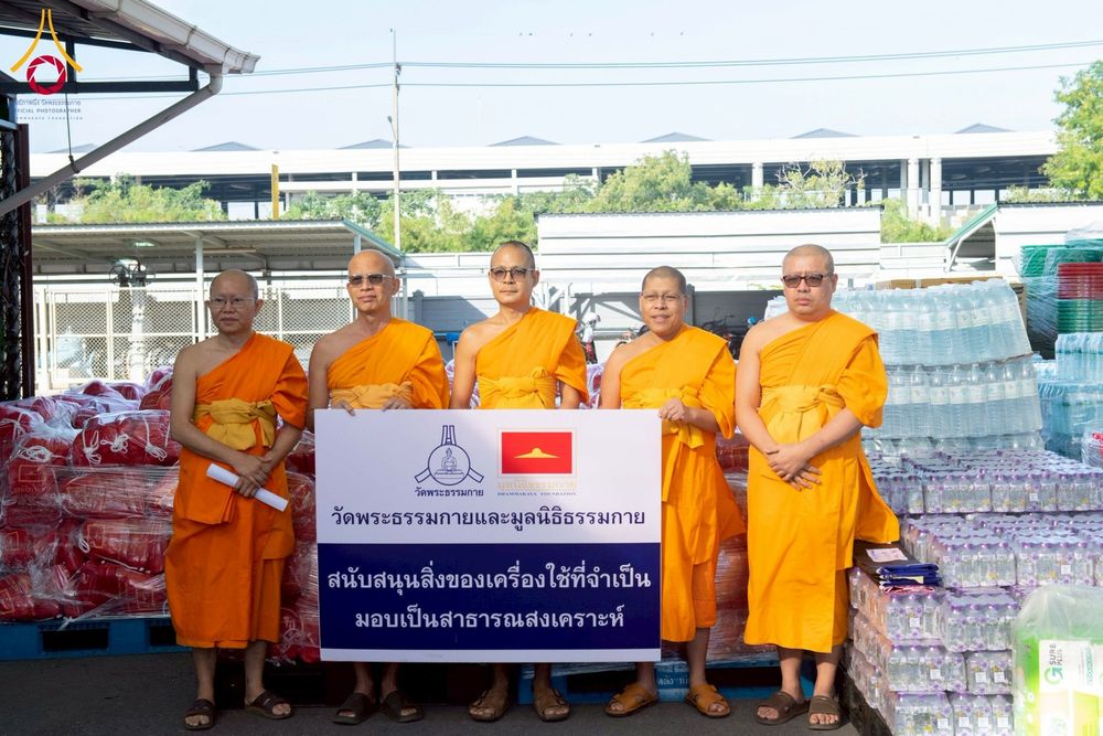 ภาพ No.273636:วันที่ 27 พฤศจิกายน พ.ศ. 2568 คณะศิษยานุศิษย์วัดพระธรรมกาย มูลนิธิธรรมกาย มอบอาหารและสิ่งของความช่วยเหลือให้พี่น้องชาวใต้ ผู้ประสบอุทกภัยน้ำท่วม