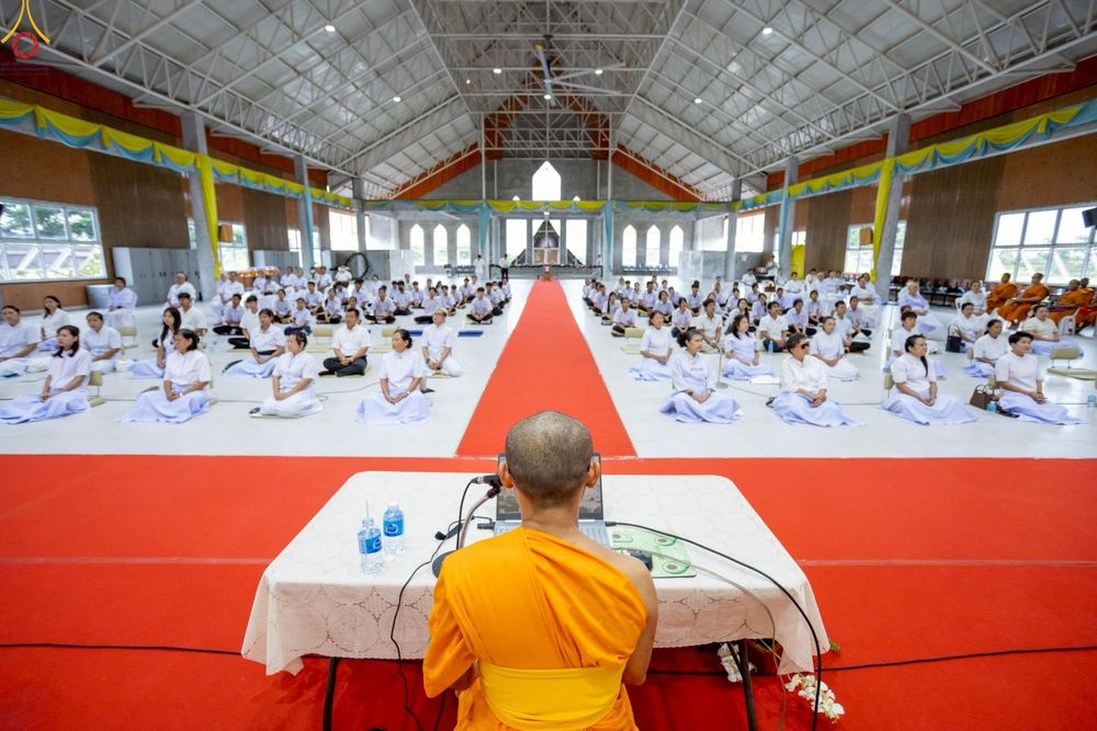 ภาพ No.249033:วันที่ 26-28 กันยายน พ.ศ. 2568 โครงการอบรม อุบาสกแก้ว อุบาสิกาแก้ว รุ่นที่ 3  ณ ศูนย์ปฏิบัติธรรมสมุทรปราการ ได้รับความเมตตาจากคณะสงฆ์ในพื้นที่  รวมถึงผู้บริหารสถานศึกษา ที่นำนักเรียนระดับมัธยมปลาย  มารับฟังข้อมูลเพื่อที่จะเป็นกำลังสำคัญ ในการเข้าร่วมขบวน