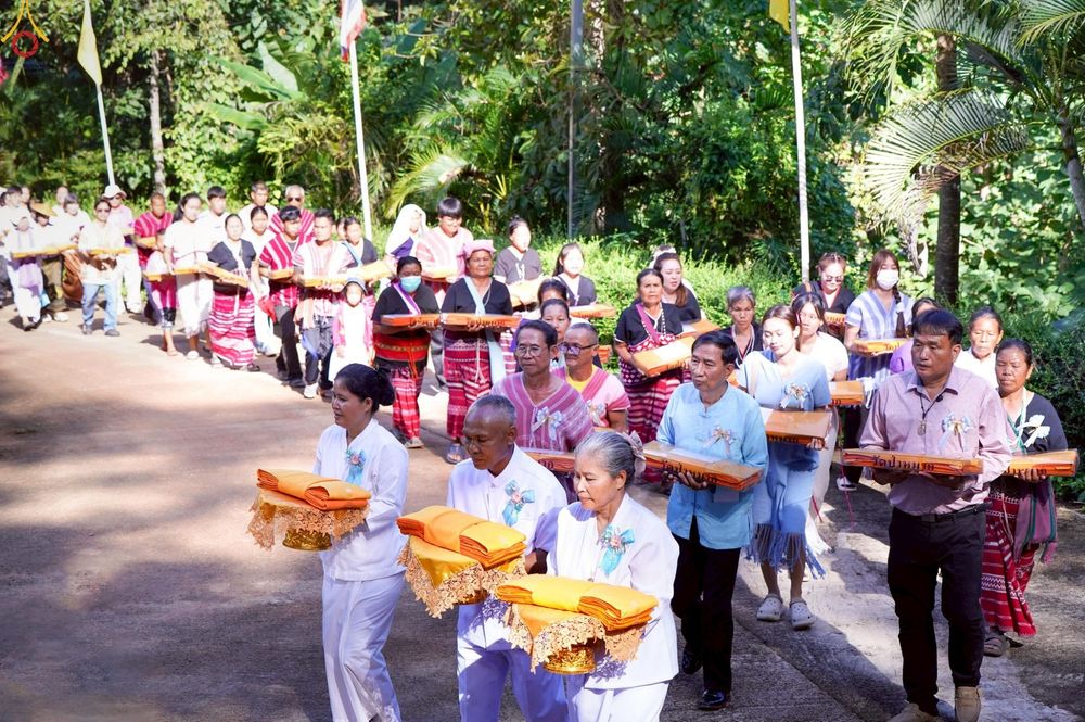 ภาพ No.262301:วันที่ 19 ตุลาคม พ.ศ. 2568 พิธีทอดกฐินสามัคคีทั่วไทย 30,000 วัด โดยคณะศิษยานุศิษย์ บูชาธรรม 81 ปี หลวงพ่อธัมมชโย ณ วัดป่าหมาก ต.แม่ลาน้อย อ.แม่ลาน้อย จ.แม่ฮ่องสอน