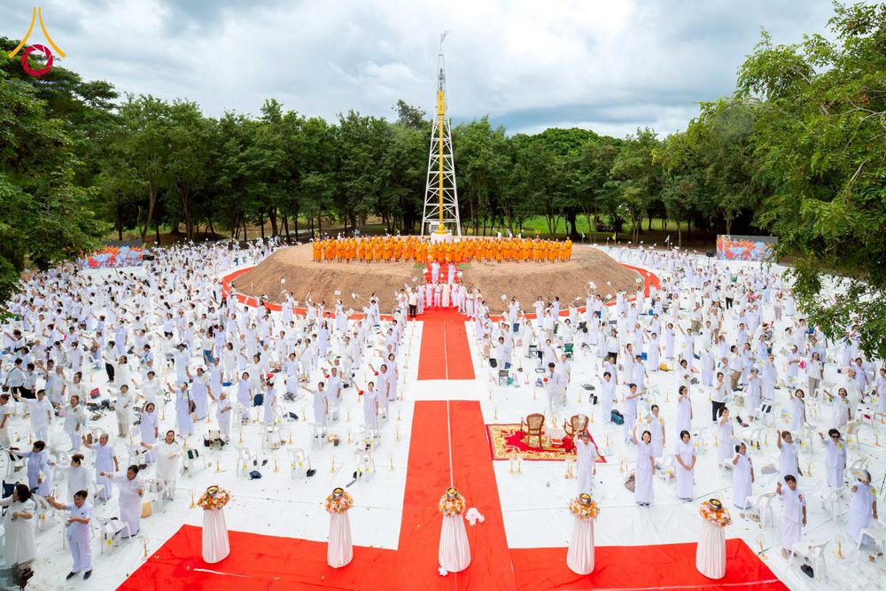 ภาพ No.261845:วันที่ 14 ตุลาคม พ.ศ. 2568 พิธีกลั่นแผ่นดิน โปรยทรายตอกเสาเข็มมหามงคลต้นแรก  สร้างองค์พระเจดีย์และจุดประทีปถวายเป็นพุทธบูชา ณ ศูนย์ปฏิบัติธรรมชัยนาท ต.ธรรมามูล อ.ชัยนาท จ.ชัยนาท