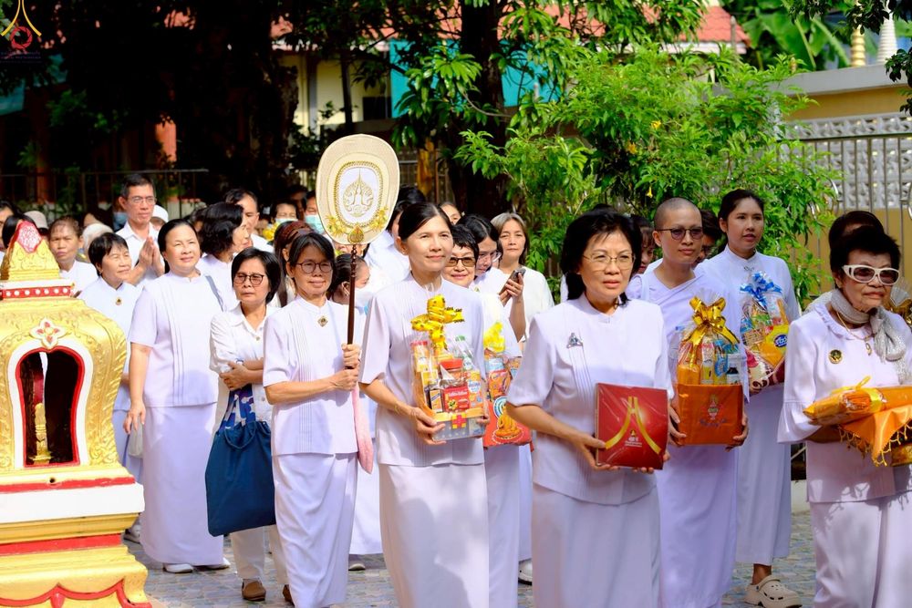 ภาพ No.254616:วันที่ 13 ตุลาคม พ.ศ. 2568 พิธีทอดกฐินสามัคคีทั่วไทย 30,000 วัด โดยคณะศิษยานุศิษย์ บูชาธรรม 81 ปี หลวงพ่อธัมมชโย ณ วัดจันทร์ใน แขวงบางคอแหลม เขตยานนาวา กรุงเทพมหานคร