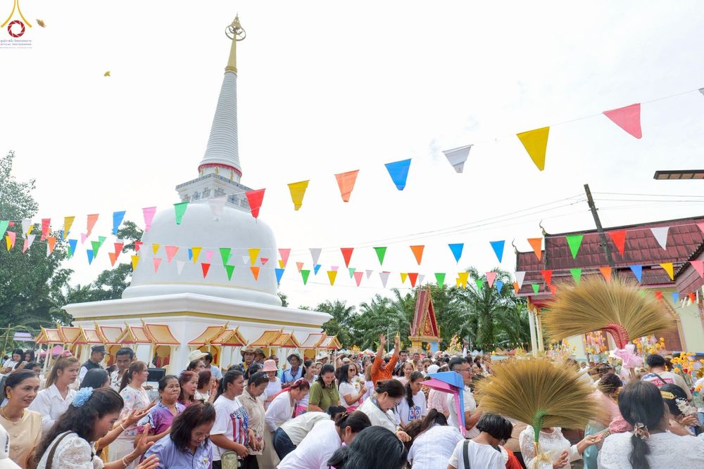 ภาพ No.262532:วันที่ 21 ตุลาคม พ.ศ. 2568 พิธีทอดกฐินสามัคคีทั่วไทย 30,000 วัด โดยคณะศิษยานุศิษย์ บูชาธรรม 81 ปี หลวงพ่อธัมมชโย ณ วัดต้นไทร ต.บางขัน อ.บางขัน จ.นครศรีธรรมราช