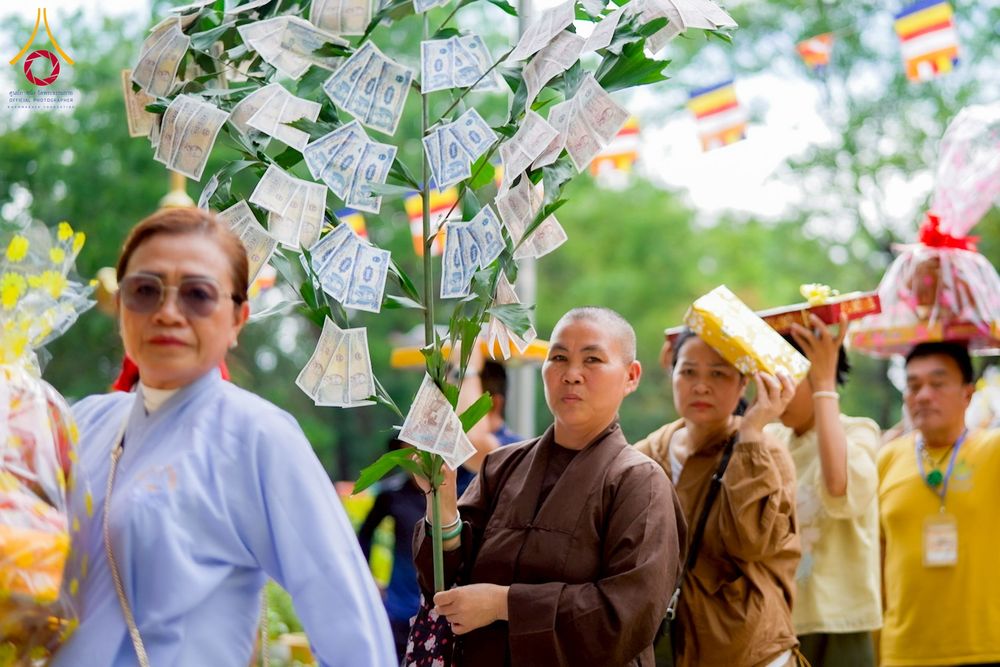 ภาพ No.274072:วันที่ 23 พฤศจิกายน พ.ศ. 2568 ประธานมูลนิธิธรรมกาย ถวายปัจจัยสมทบกฐินแด่ วัดเทียนเวียนเฟื้อกเซิน ศูนย์วิปัสสนาที่มีชื่อเสียง มากกว่า 50 ปีในเวียดนาม