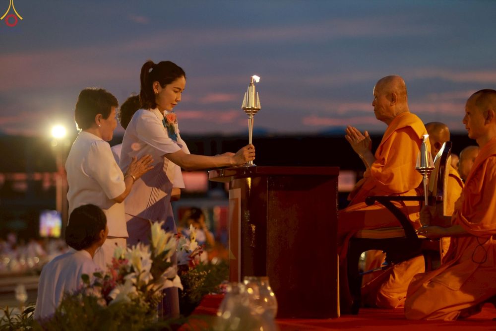 ภาพ No.253601:วันที่ 10 ตุลาคม พ.ศ. 2568 พิธีจุดประทีปบูชาพระผู้ปราบมาร, พิธีจุดประทีปบนพระมหาธรรมกายเจดีย์  20,000 ดวง เนื่องในวันคล้ายวันเกิดครบรอบ 141 ปี พระมงคลเทพมุนี (สด จนฺทสโร)