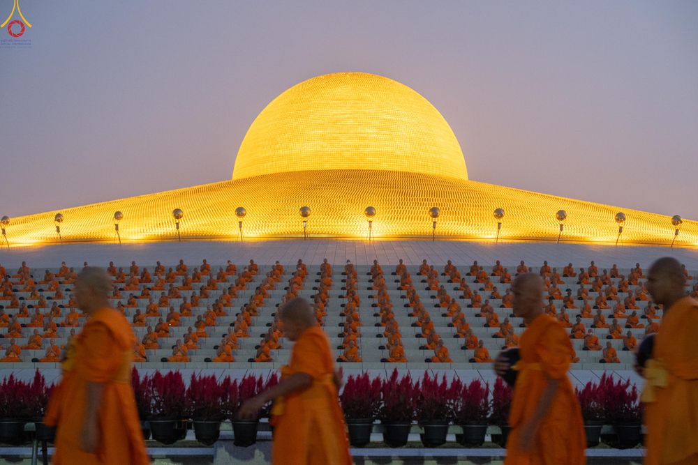 ภาพ No.279682:วันที่ 1 มกราคม พ.ศ.2569 พิธีตักบาตรในวันขึ้นปีใหม่ ณ ลานธรรม วัดพระธรรมกาย