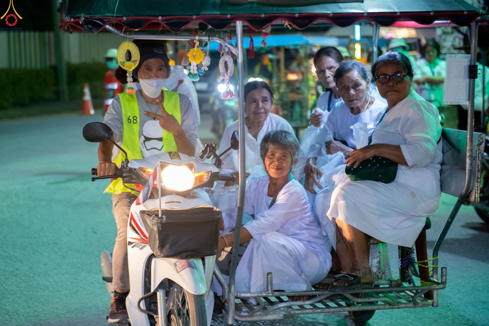 ภาพ No.290266:วันที่ 6 มกราคม พ.ศ. 2569 พิธีจุดประทีปถวายเป็นพุทธบูชา และบูชาธรรมมหาปูชนียาจารย์ (ภาพชุดที่ 2) ณ อนุสรณ์สถานมหาวิหารพระมงคลเทพมุนี (โลตัสแลนด์) อ.สองพี่น้อง จ.สุพรรณบุรี ในโครงการธรรมยาตรา กตัญญูบูชา มหาปูชนียาจารย์ พระมงคลเทพมุนี(สด จนฺทสโร) พระผู้ปรา