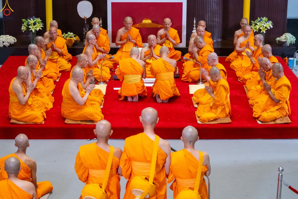 ภาพ No.330868:วันวิสาขบูชา อาทิตย์ที่ 31 พฤษภาคม พ.ศ.2569 พิธีบรรพชาสามเณรอุบาสก 11 ท่าน , พิธีถวายบาตรผ้าไตร และจตุปัจจัยไทยธรรม แด่สามเณร , พิธีอุปสมบทอุทิศชีวิต , พิธีกล่าวคำกัปปิยภัณฑ์  ณ อุโบสถพระไตรปิฎก วัดพระธรรมกาย จังหวัดปทุมธานี