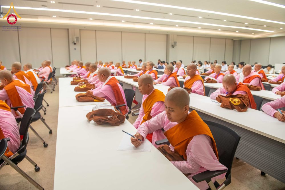 ภาพ No.325352:วันที่ 24 เมษายน พ.ศ.2569  หลวงพ่อทัตตชีโว รองเจ้าอาวาสวัดพระธรรมกาย ถวายการต้อนรับและปฏิสันถารคณะแม่ชีชาวเมียนมา