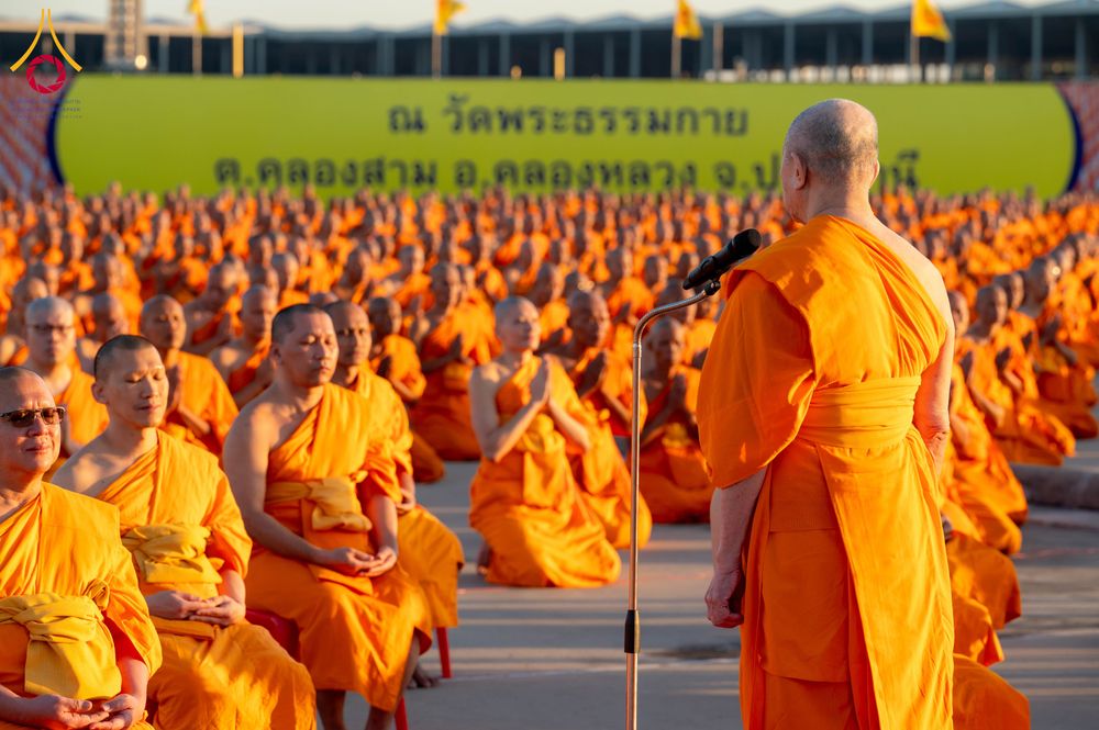 ภาพ No.285315:วันจันทร์ที่ 15 ธันวาคม พ.ศ.2568  บันทึกภาพหมู่ประวัติศาสตร์ โครงการบรรพชาอุปสมบทหมู่  รุ่นบูชาธรรมมหาปูชนียาจารย์ ประจำปี 2568 ณ ลานธรรมมหาธรรมกายเจดีย์ วัดพระธรรมกาย