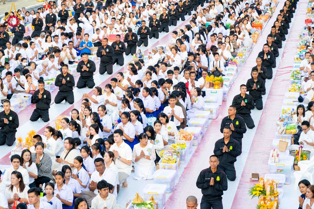 ภาพ No.329518:วันอาทิตย์ที่ 24 พฤษภาคม พ.ศ. 2569 พิธีตักบาตรพระ 1,000 รูป เพื่อถวายเป็นพุทธบูชาในเทศกาลวิสาขบูชาโลก และ ถวายเป็นพระราชกุศล  ณ ลานศิลปวัฒนธรรม เมืองปัตตานี จ.ปัตตานี