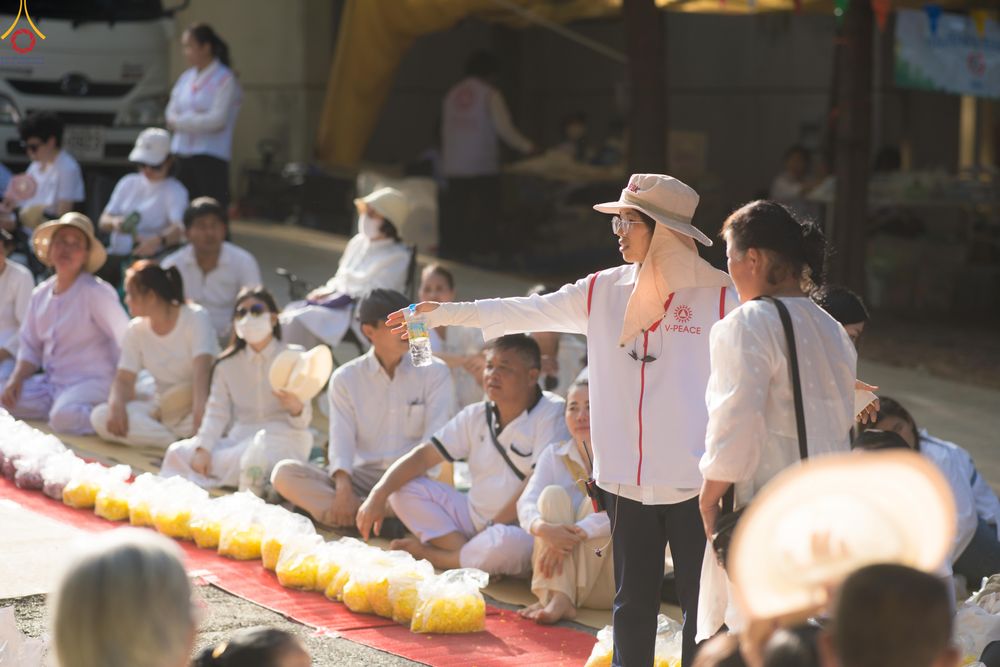 ภาพ No.296283:ภาพเบื้องหลังอาสาสมัครรวมใจ ชุดที่ 2 ในโครงการธรรมยาตรา กตัญญูบูชา มหาปูชนียาจารย์ พระมงคลเทพมุนี(สด จนฺทสโร) พระผู้ปราบมาร อนุสรณ์สถาน 7 แห่ง ปีที่ 14