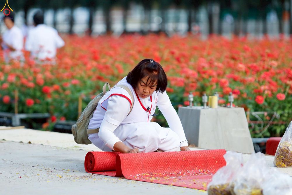 ภาพ No.296058:ภาพเบื้องหลังอาสาสมัครรวมใจ ชุดที่ 1 ในโครงการธรรมยาตรา กตัญญูบูชา มหาปูชนียาจารย์ พระมงคลเทพมุนี(สด จนฺทสโร) พระผู้ปราบมาร อนุสรณ์สถาน 7 แห่ง ปีที่ 14