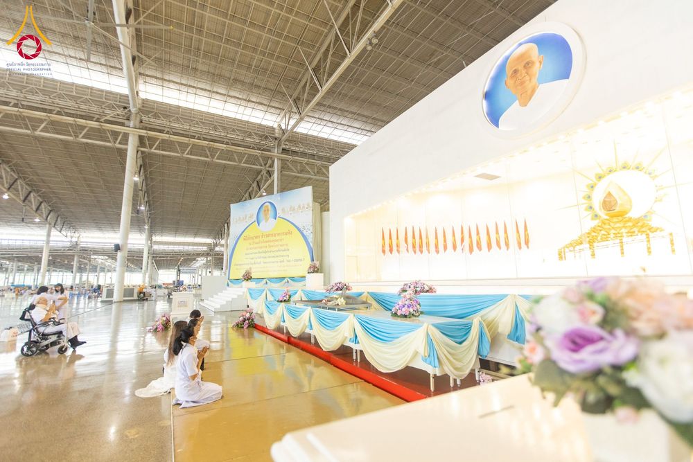 ภาพ No.256926:วันที่ 5 ตุลาคม พ.ศ. 2568 พิธีตักบาตร ข้าวสารอาหารแห้ง ณ บ้านแก้วเรือนทองคุณยายฯ สภาธรรมกายสากล วัดพระธรรมกาย