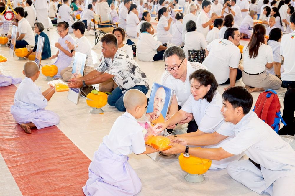 ภาพ No.215108:วันเสาร์ที่ 5 เมษายน พ.ศ. 2568 พิธีเวียนประทักษิณรอบพระมหาธรรมกายเจดีย์  พิธีวันทาเจดีย์ พิธีขอขมาและมอบผ้าไตร ในโครงการบรรพชาสามเณรฟื้นฟูพระพุทธศาสนาทั่วไทย , โครงการหน่อแก้วเปรียญธรรม รุ่นที่ 13 ,  โครงการสามเณรยุวธรรมทายาท รุ่นที่ 33 , โครงการสามเณรมั