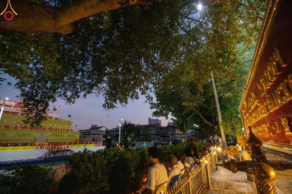 ภาพ No.201727:พิธีจุดประทีปถวายเป็นพุทธบูชา และบูชาธรรมมหาปูชนียาจารย์ ณ อาคารธรรมยาตรา กตัญญูบูชามหาปูชนียาจารย์ ตรงข้ามวัดปากน้ำภาษีเจริญ จ.กรุงเทพมหานคร ในโครงการธรรมยาตรา กตัญญูบูชา มหาปูชนียาจารย์ พระมงคลเทพมุนี(สด จนฺทสโร) พระผู้ปราบมาร อนุสรณ์สถาน 7 แห่ง