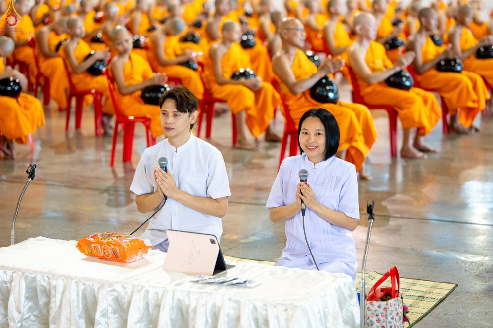 ภาพ No.311303:วันอาทิตย์ต้นเดือนที่ 1 มีนาคม พ.ศ.2569 พิธีตักบาตร และ พิธีบูชาข้าวพระ ณ สภาธรรมกายสากล วัดพระธรรมกาย