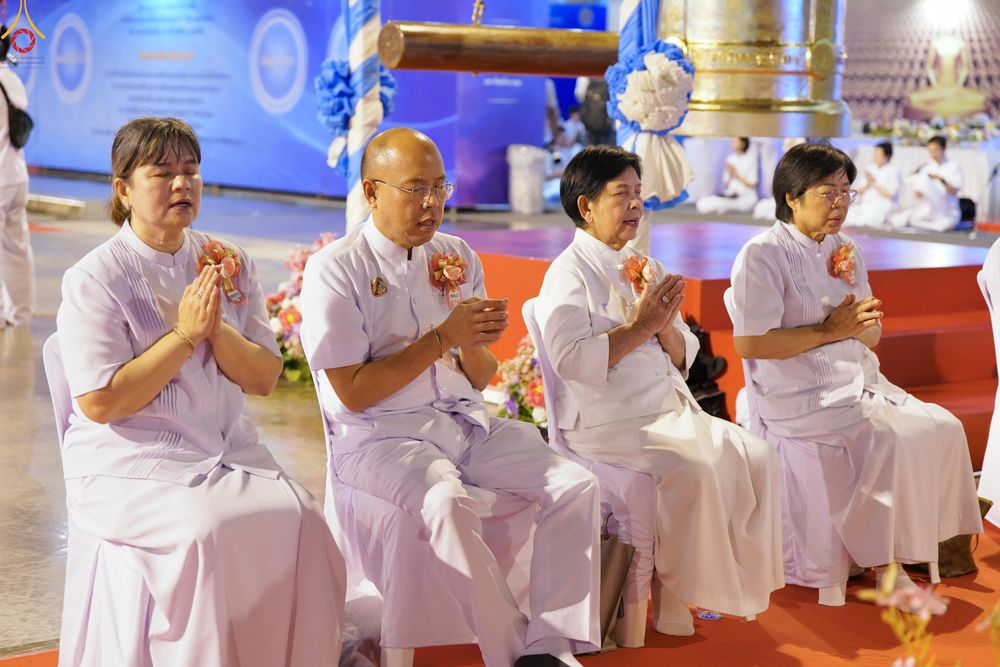 ภาพ No.330999:วันวิสาขบูชา อาทิตย์ที่ 31 พฤษภาคม พ.ศ.2569 พิธีจุดวิสาขประทีป , พิธีเวียนประทักษิณ  รอบพระมหาธรรมกายเจดีย์  และพิธีฉลองชัยสวดมนต์บทธัมมจักกัปปวัตนสูตร  ครบ 8,415,000,000 จบ ณ วัดพระธรรมกาย