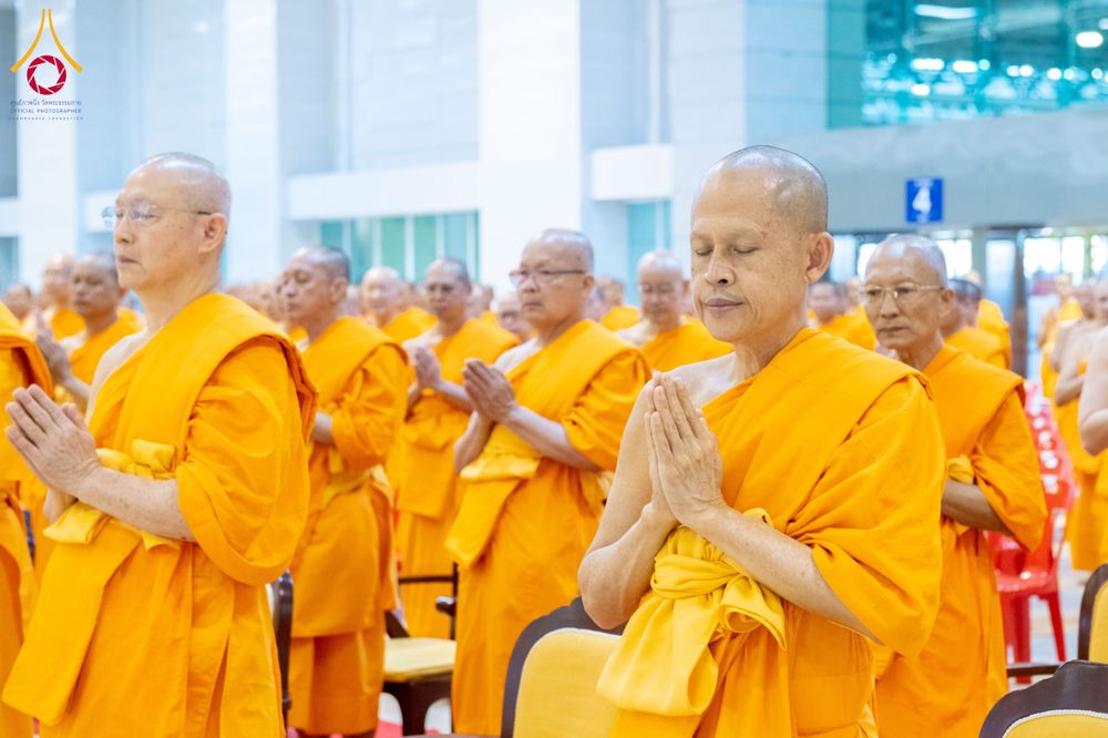 ภาพ No.284962:วันอาทิตย์ที่ 14 ธันวาคม พ.ศ.2568  พิธีปฏิบัติธรรม พิธีถวายภัตตาหารเป็นสังฆทาน พิธีมอบต้นสมบัติจักรพรรดิ ถวายแด่เจ้าอาวาสและประธานสงฆ์ 236 ศูนย์ส่งเสริมศีลธรรมทั่วโลก ณ สภาธรรมกายสากล วัดพระธรรมกาย