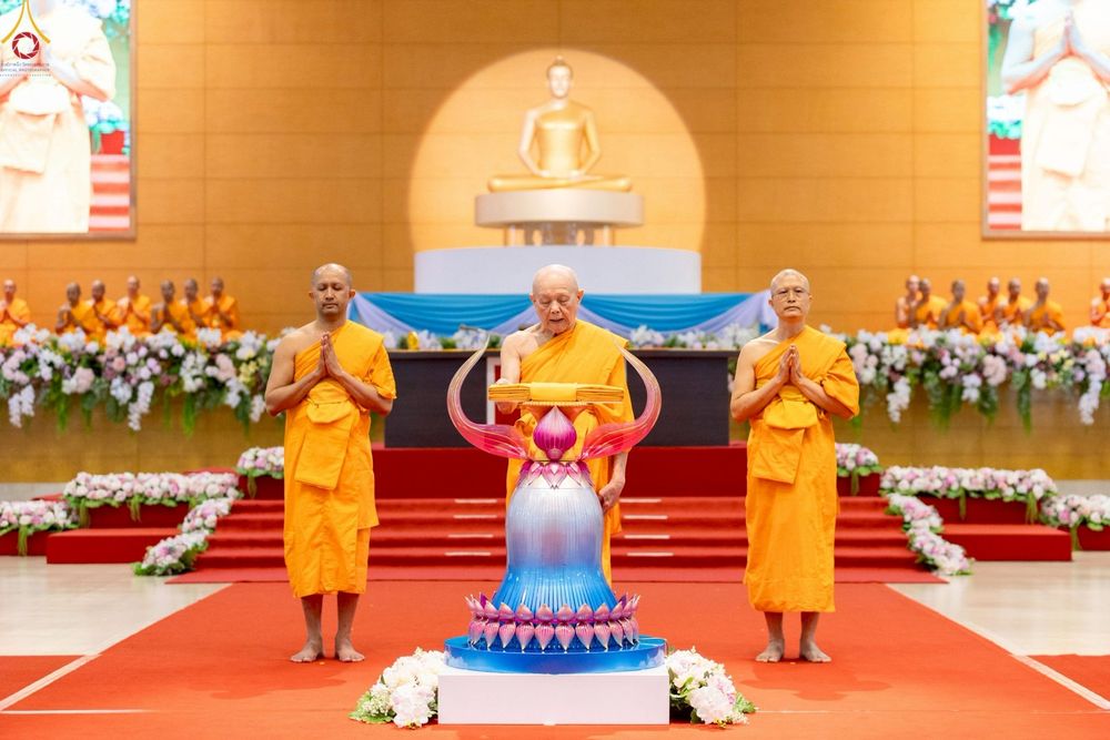 ภาพ No.277580:วันอาทิตย์ต้นเดือนที่ 7 ธันวาคม พ.ศ.2568 พิธีทอดผ้าป่าต้นสมบัติจักรพรรดิ ณ สภาธรรมกายสากล วัดพระธรรมกาย