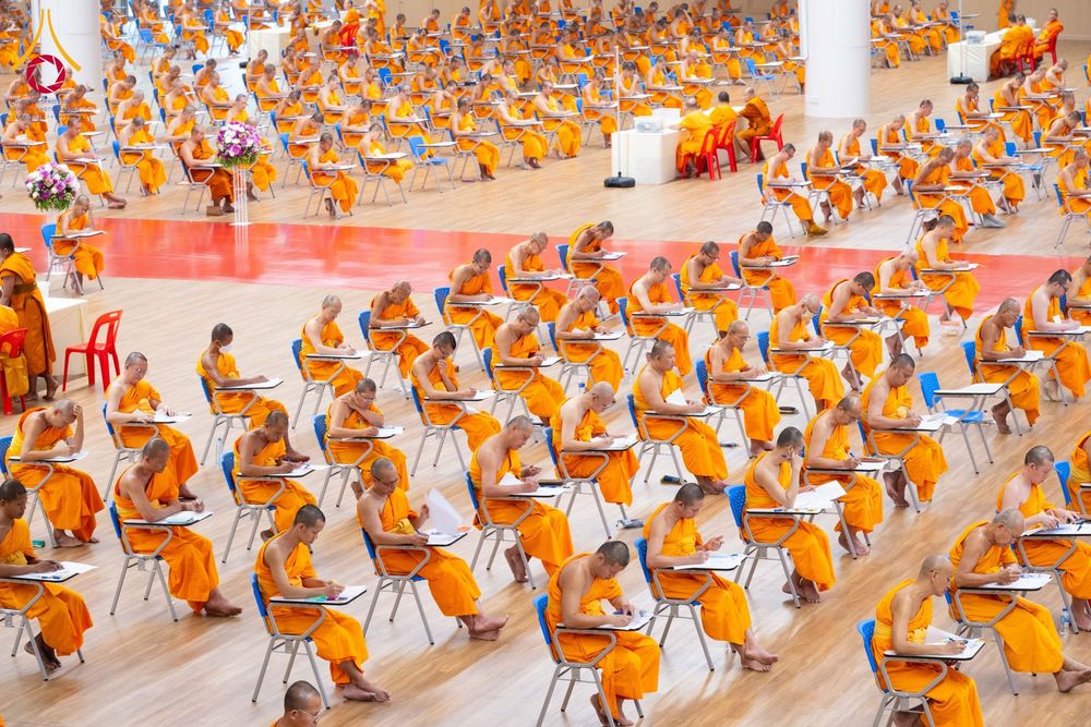 ภาพ No.208883:พระบาทสมเด็จพระเจ้าอยู่หัวทรงพระกรุณาโปรดเกล้าฯ พระราชทานภัตตาหารพระราชทาน แด่พระภิกษุ สามเณร ในการสอบบาลีสนามหลวง ณ วัดพระธรรมกาย วันที่ 22 กุมภาพันธ์ พ.ศ. 2568 ณ วัดพระธรรมกาย อำเภอคลองหลวง จังหวัดปทุมธานี