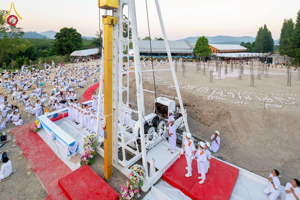 ภาพ No.275184:วันอาทิตย์ที่ 30 พฤศจิกายน พ.ศ. 2568 พิธีตอกเสาเข็ม "สร้างองค์พระเจดีย์เพื่อสร้างสันติภาพโลก" ต้นสุดท้าย ณ ศูนย์ปฏิบัติธรรมระยอง (บ้านช่องลม)