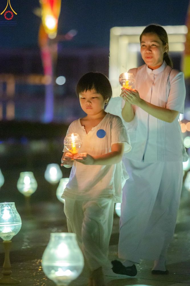ภาพ No.279331:พิธีจุดวิสาขประทีป พิธีเวียนประทักษิณ ในวันวิสาขบูชา พุธที่ 22 พฤษภาคม พ.ศ. 2567 ( วันพระขึ้น 15 ค่ำ เดือน 6 ) ณ ลานธรรม พระมหาธรรมกายเจดีย์ วัดพระธรรมกาย จ.ปทุมธานี