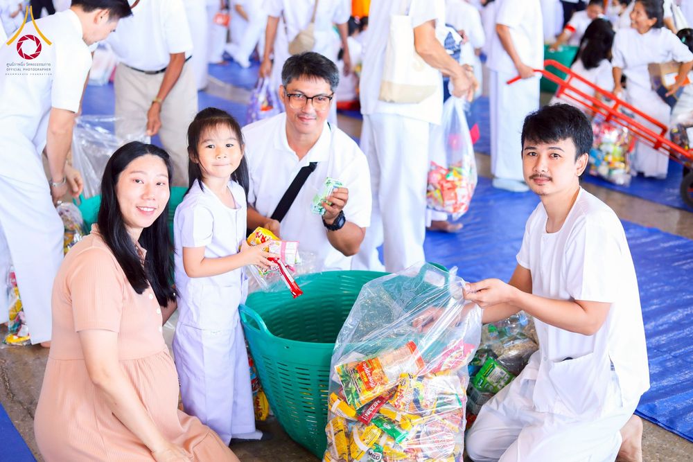 ภาพ No.256869:วันที่ 5 ตุลาคม พ.ศ. 2568 พิธีตักบาตร ข้าวสารอาหารแห้ง ณ บ้านแก้วเรือนทองคุณยายฯ สภาธรรมกายสากล วัดพระธรรมกาย