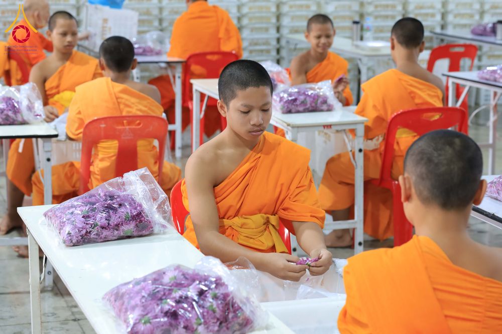 ภาพ No.303224:วันที่ 15-21 มกราคม พ.ศ.2569 ปลิดกลีบดอกเบญจทรัพย์ เพื่อโปรยต้อนรับพระธรรมยาตรา ในโครงการธรรมยาตรา กตัญญูบูชา มหาปูชนียาจารย์ พระมงคลเทพมุนี(สด จนฺทสโร) พระผู้ปราบมาร อนุสรณ์สถาน 7 แห่ง ปีที่ 14 ณ วิหารคด วัดพระธรรมกาย