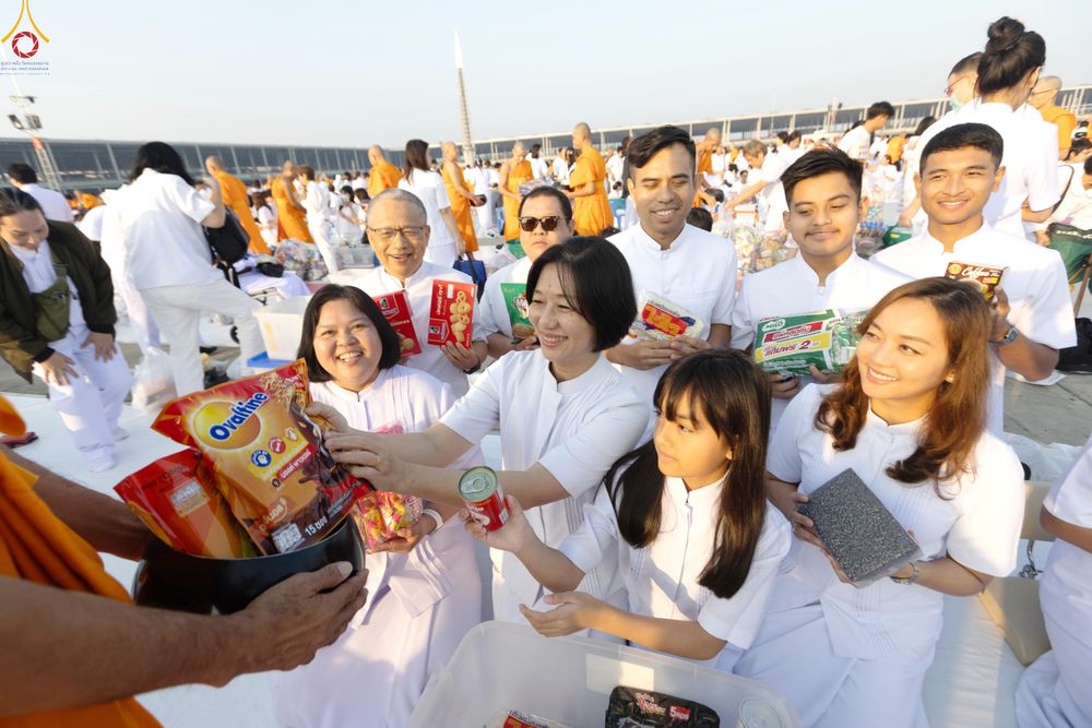 ภาพ No.279885:วันที่ 1 มกราคม พ.ศ.2569 พิธีตักบาตรในวันขึ้นปีใหม่ ณ ลานธรรม วัดพระธรรมกาย