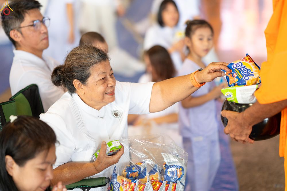 ภาพ No.318224:วันอาทิตย์ต้นเดือนที่ 5 เมษายน พ.ศ.2569 พิธีตักบาตร ณ บ้านแก้วเรือนทองคุณยายอาจารย์ฯ วัดพระธรรมกาย