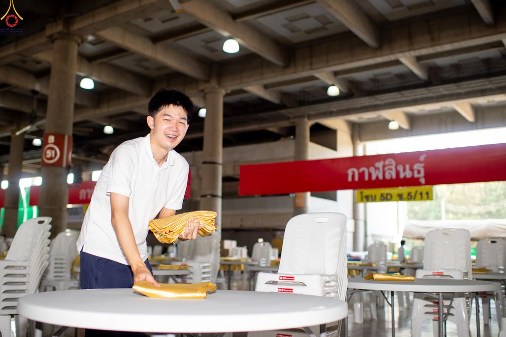 ภาพ No.322329:วันที่ 15 เมษายน พ.ศ.2569 การเตรียมงาน เช็ดโต๊ะ เก้าอี้ ปูผ้าโต๊ะฉัน เพื่องานถวายมหาสังฆทาน 40,000 กว่าวัดทั่วประเทศ วันคุ้มครองโลก 22 เมษายน พ.ศ.2569 วัดพระธรรมกาย