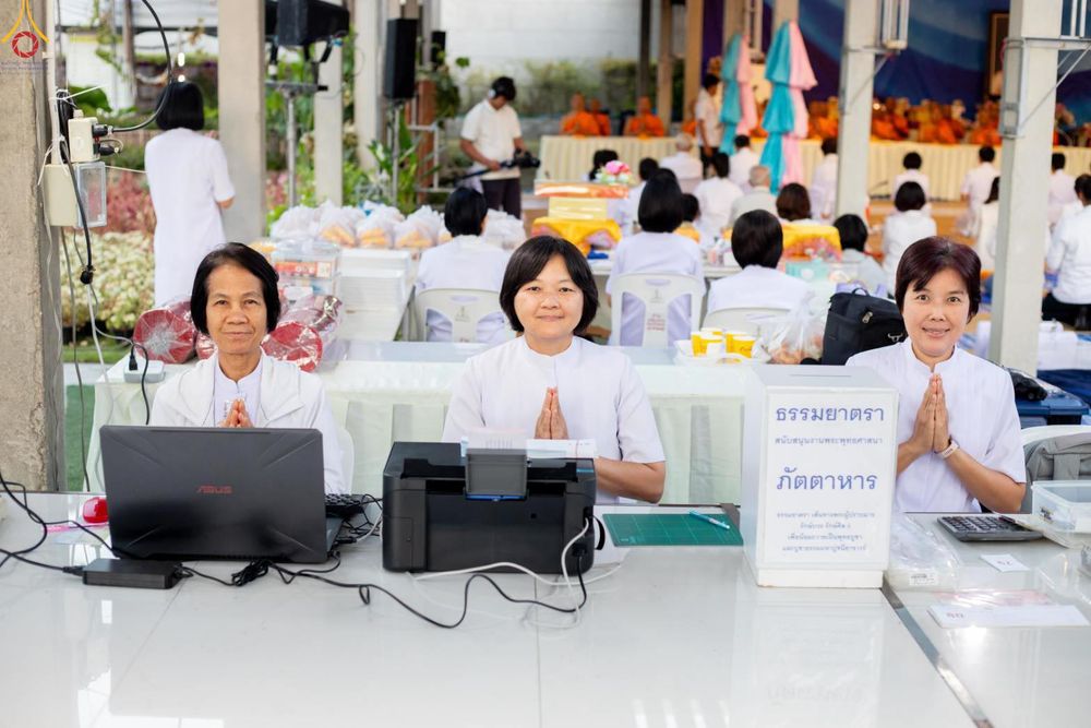 ภาพ No.300457:ภาพเบื้องหลังอาสาสมัครรวมใจ ชุดที่ 3 ในโครงการธรรมยาตรา กตัญญูบูชา มหาปูชนียาจารย์ พระมงคลเทพมุนี(สด จนฺทสโร) พระผู้ปราบมาร อนุสรณ์สถาน 7 แห่ง ปีที่ 14