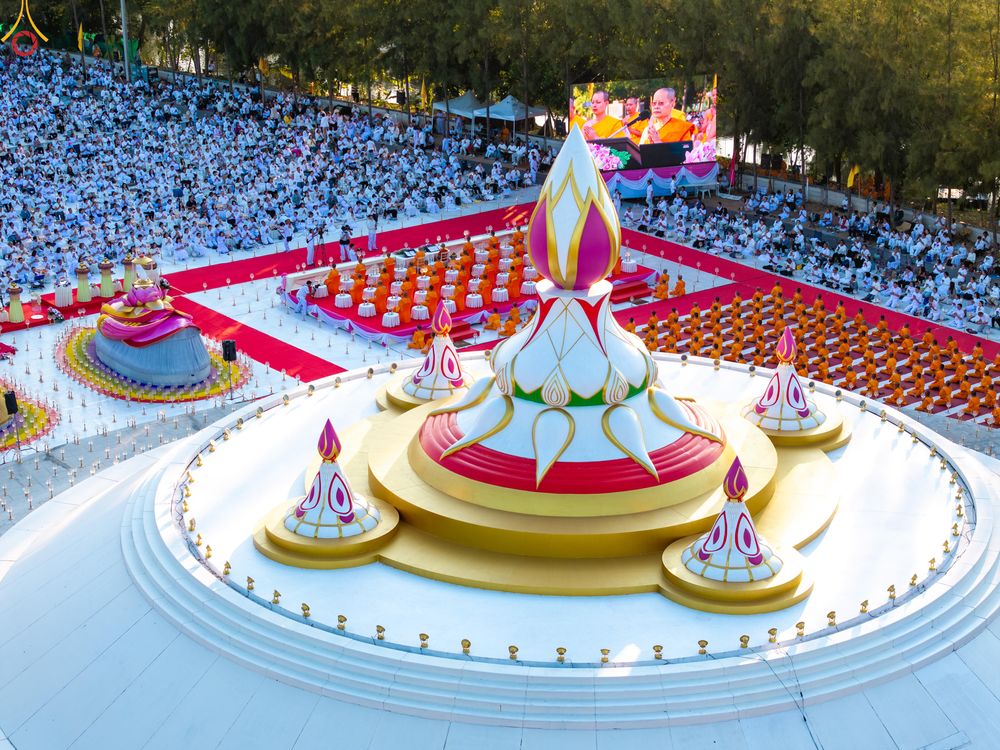 ภาพ No.292006:วันที่ 10 มกราคม พ.ศ. 2569 พิธีจุดประทีปถวายเป็นพุทธบูชา และบูชาธรรมมหาปูชนียาจารย์  ณ อนุสรณ์สถานคลองบางนางแท่น อ.สามพราน จ.นครปฐม ในโครงการธรรมยาตรา กตัญญูบูชา มหาปูชนียาจารย์ พระมงคลเทพมุนี(สด จนฺทสโร) พระผู้ปราบมาร อนุสรณ์สถาน 7 แห่ง ปีที่ 14