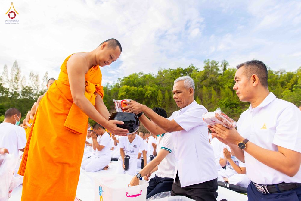 ภาพ No.341026:วันที่ 26 กรกฎาคม พ.ศ. 2569 โครงการพัฒนาคุณธรรม จริยธรรม สำหรับนักเรียนนายสิบตำรวจ (นสต.) รุ่นที่ 17 ศูนย์ฝึกอบรมตำรวจภูธรภาค 1 ได้จัดกิจกรรม ตักบาตรเพื่อน้อมอุทิศถวายเพื่อเป็นพระราชกุศลฯ  และปฏิบัติธรรม ติวธรรมมะ ณ ศูนย์ปฏิบัติธรรมเวิล์ดพีช วัลเล่ย์ (Wo