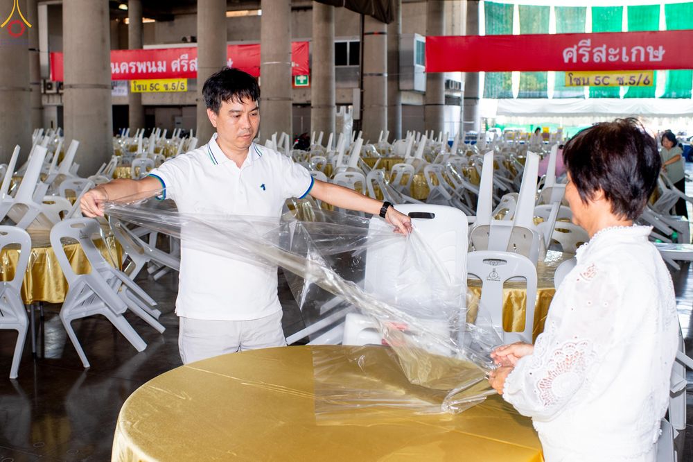 ภาพ No.322322:วันที่ 15 เมษายน พ.ศ.2569 การเตรียมงาน เช็ดโต๊ะ เก้าอี้ ปูผ้าโต๊ะฉัน เพื่องานถวายมหาสังฆทาน 40,000 กว่าวัดทั่วประเทศ วันคุ้มครองโลก 22 เมษายน พ.ศ.2569 วัดพระธรรมกาย