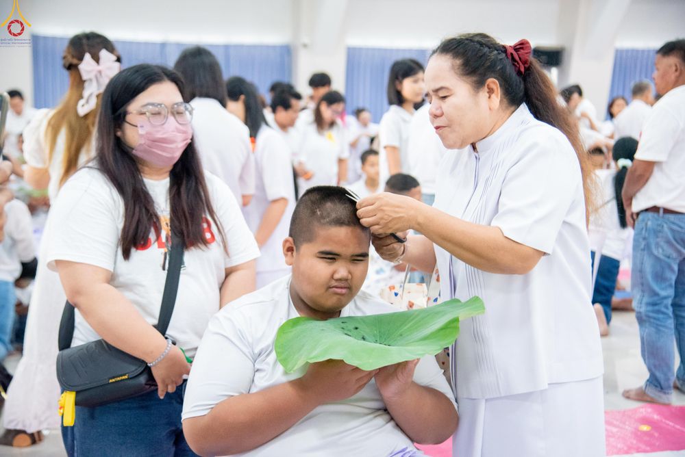 ภาพ No.320088:วันเสาร์ที่ 4 เมษายน 2569 พิธีตัดปอยผม ขอขมาผู้ปกครอง  มอบบาตร-ผ้าไตร และพิธีบรรพชาสามเณร 87 รูป  ณ ศูนย์ปฏิบัติธรรมระยอง(บ้านช่องลม)  ต.บางบุตร อ.บ้านค่าย จ.ระยอง