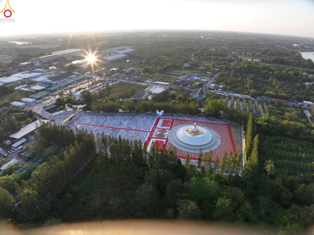 ภาพ No.292014:วันที่ 10 มกราคม พ.ศ. 2569 พิธีจุดประทีปถวายเป็นพุทธบูชา และบูชาธรรมมหาปูชนียาจารย์  ณ อนุสรณ์สถานคลองบางนางแท่น อ.สามพราน จ.นครปฐม ในโครงการธรรมยาตรา กตัญญูบูชา มหาปูชนียาจารย์ พระมงคลเทพมุนี(สด จนฺทสโร) พระผู้ปราบมาร อนุสรณ์สถาน 7 แห่ง ปีที่ 14