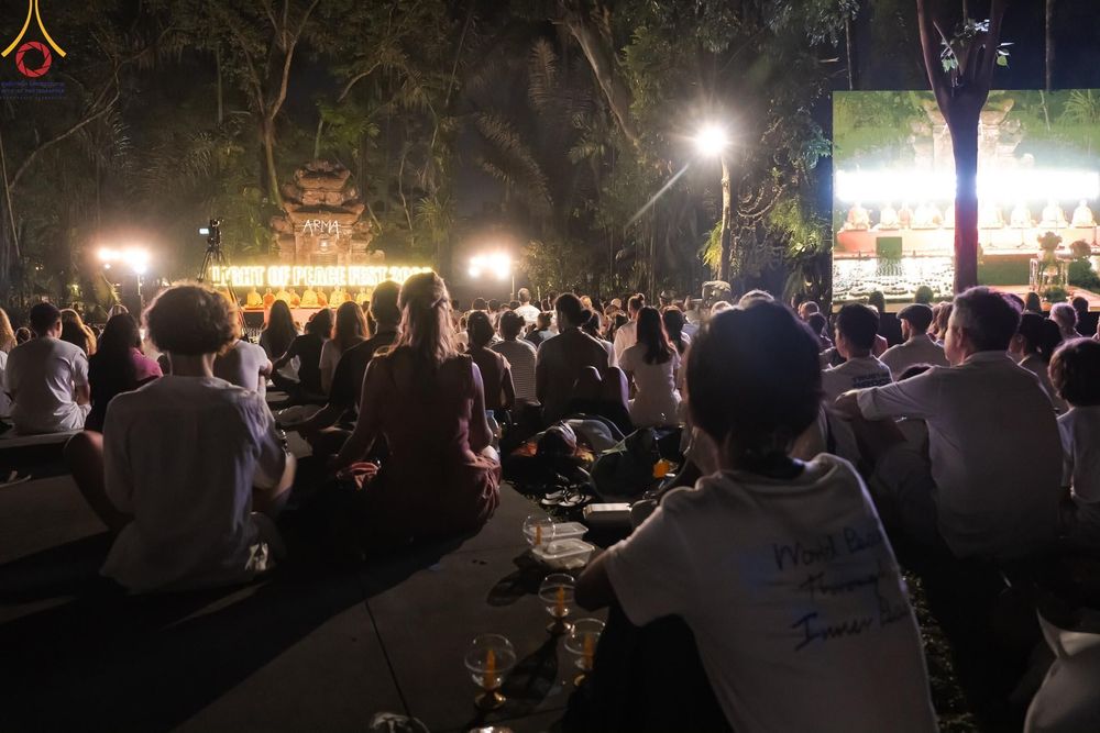 ภาพ No.156479:วัดพุทธบาหลีและวัดพระธรรมกาย จัดปฏิบัติธรรมนานาชาติ 1,151 คนจาก 78 ประเทศ ใน "วันสันติภาพสากล" ณ บาหลี อินโดนีเซีย วันเสาร์ที่ 21 กันยายน พ.ศ. 2567 เวลา 16.00-21.00 น. ณ พิพิธภัณฑ์ ARMA เมืองอูบุด จังหวัดบาหลี ประเทศอินโดนีเซีย