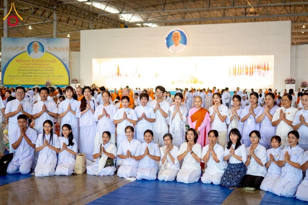 ภาพ No.256868:วันที่ 5 ตุลาคม พ.ศ. 2568 พิธีตักบาตร ข้าวสารอาหารแห้ง ณ บ้านแก้วเรือนทองคุณยายฯ สภาธรรมกายสากล วัดพระธรรมกาย