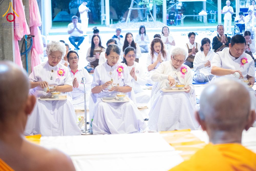 ภาพ No.288090:วันที่ 4 มกราคม พ.ศ. 2569 พิธีถวายภัตตาหารเป็นสังฆทาน แด่พระธรรมยาตรา ในโครงการธรรมยาตรา กตัญญูบูชา มหาปูชนียาจารย์ พระมงคลเทพมุนี(สด จนฺทสโร) พระผู้ปราบมาร อนุสรณ์สถาน 7 แห่ง ปีที่ 14 ณ อนุสรณ์สถานมหาวิหารพระมงคลเทพมุนี (โลตัสแลนด์) อ.สองพี่น้อง จ.สุพรร