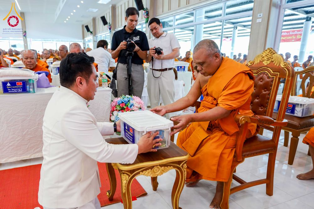 ภาพ No.313766:วันเสาร์ที่ 14 มีนาคม พ.ศ. 2569 พิธีตักบาตรแด่คณะสงฆ์ 323 วัด 4 จังหวัดชายแดนภาคใต้ พิธีถวายสังฆทานแด่คณะสงฆ์ 323 วัด ปีที่ 22 ครั้งที่ 183 พิธีมอบกองทุนหนุนแรงใจช่วยครูใต้ ปีที่ 19 ครั้งที่ 146 และพิธีทำบุญอุทิศส่วนกุศลให้ผู้วายชนม์ ณ ศูนย์ปฏิบัติธรรมภา