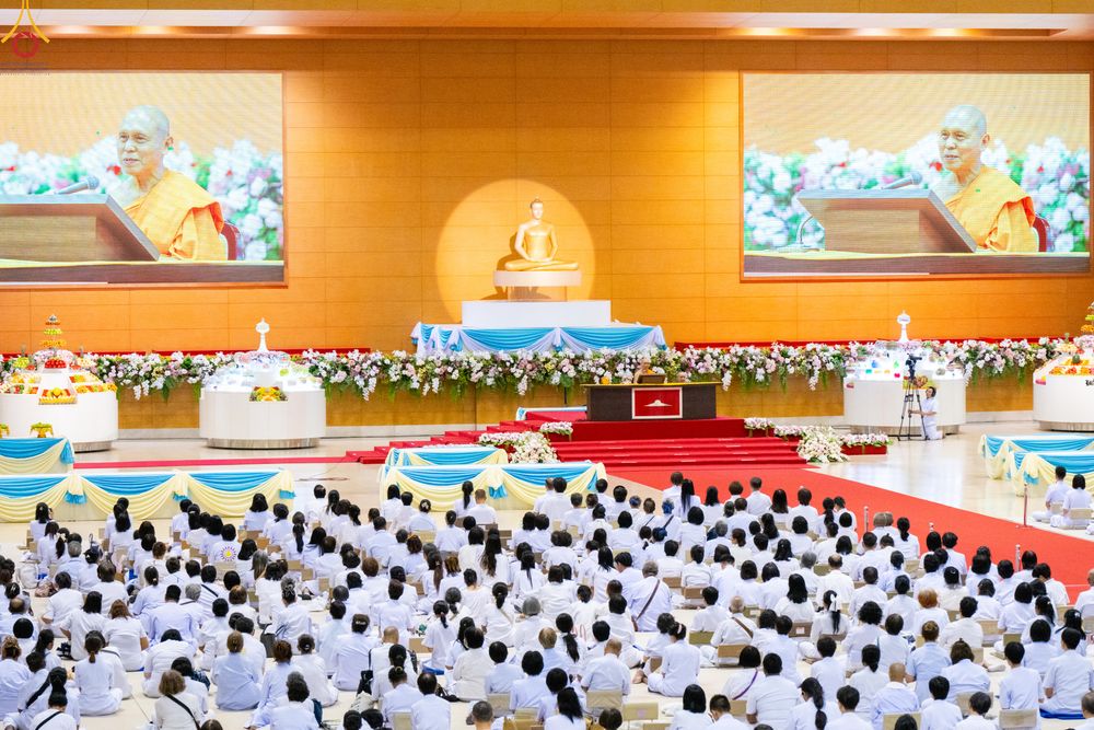 ภาพ No.311711:วันอาทิตย์ต้นเดือนที่ 1 มีนาคม พ.ศ.2569 สัมมนาพิเศษ พิธีมอบรูปหล่อโลหะหลวงปู่วัดปากน้ำ พระมงคลเทพมุนี พิธีมุทิตาสักการะในโอกาสพระครูปลัดรัตนวีรวัฒน์(รังสฤษดิ์ อิทธิจินฺตโก) เจ้าอาวาสวัดพระธรรมกาย  ดำรงตำแหน่งเป็น “ที่ปรึกษาเจ้าคณะจังหวัดปทุมธานี”  ณ ห้อง