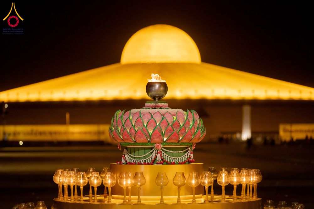 ภาพ No.286775:วันอาสาฬหบูชา วันพฤหัสบดีที่ 10 กรกฏาคม พ.ศ.2568  พิธีเวียนประทักษิณรอบพระมหาธรรมกายเจดีย์ , พิธีฉลองชัยสวดมนต์บทธัมมจักกัปปวัตตนสูตร ครบ 7,520,000,000 จบ ณ มหารัตนวิหารคด วัดพระธรรมกาย