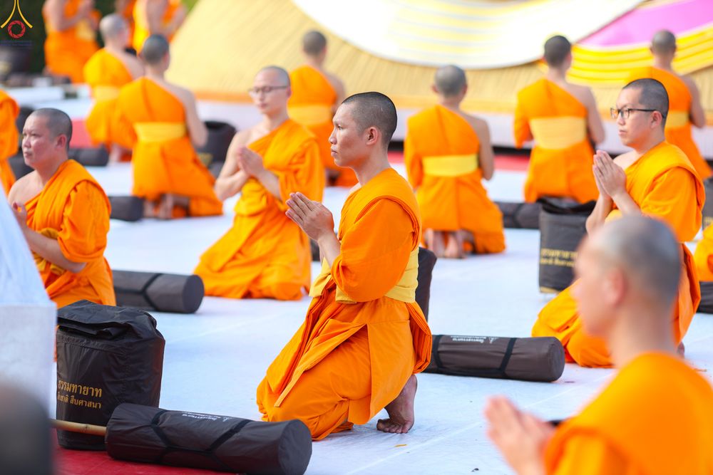 ภาพ No.281615:วันที่ 24 ธันวาคม พ.ศ.2568 พระธรรมยาตรา ปฏิบัติธรรม และถ่ายภาพหมู่ประวัติศาสตร์ ณ ลานหน้ามหาวิหารพระมงคลเทพมุนีฯ วัดพระธรรมกาย