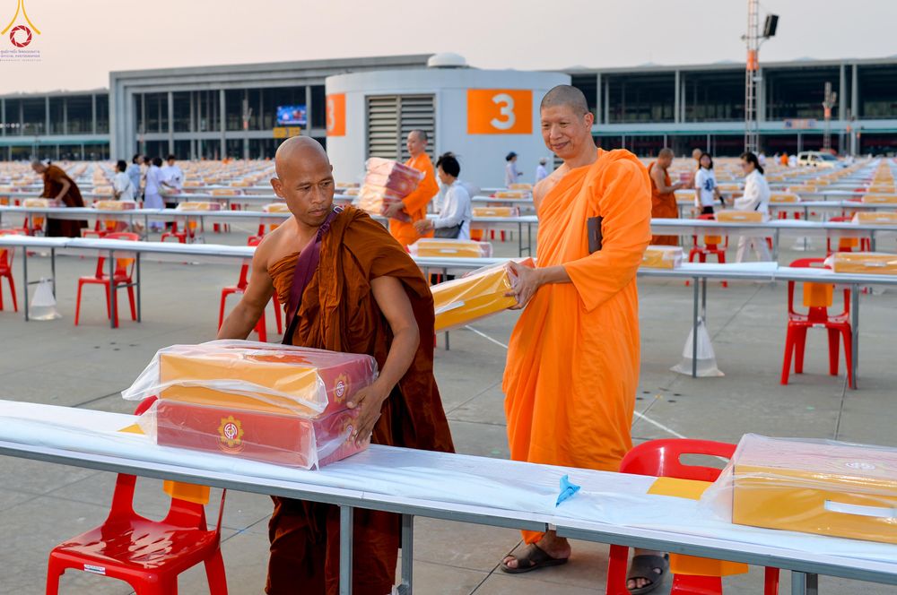 ภาพ No.323121:วันที่ 19 เมษายน พ.ศ.2569 การเรียงกล่องไทยธรรม , เตรียมงานจราจร เพื่องานถวายมหาสังฆทาน 40,000 กว่าวัดทั่วประเทศ วันคุ้มครองโลก 22 เมษายน พ.ศ.2569 วัดพระธรรมกาย