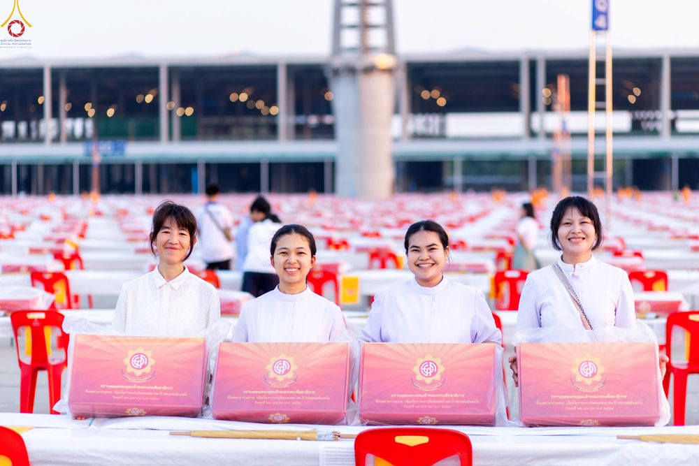 ภาพ No.322750:วันที่ 15-18 เมษายน พ.ศ.2569 การเเตรียมโต๊ะฉัน , เตรียมจุดพักค้าง , เรียงเก้าอี้ , เรียงกล่องไทยธรรม  เพื่องานถวายมหาสังฆทาน 40,000 กว่าวัดทั่วประเทศ วันคุ้มครองโลก 22 เมษายน พ.ศ.2569 วัดพระธรรมกาย