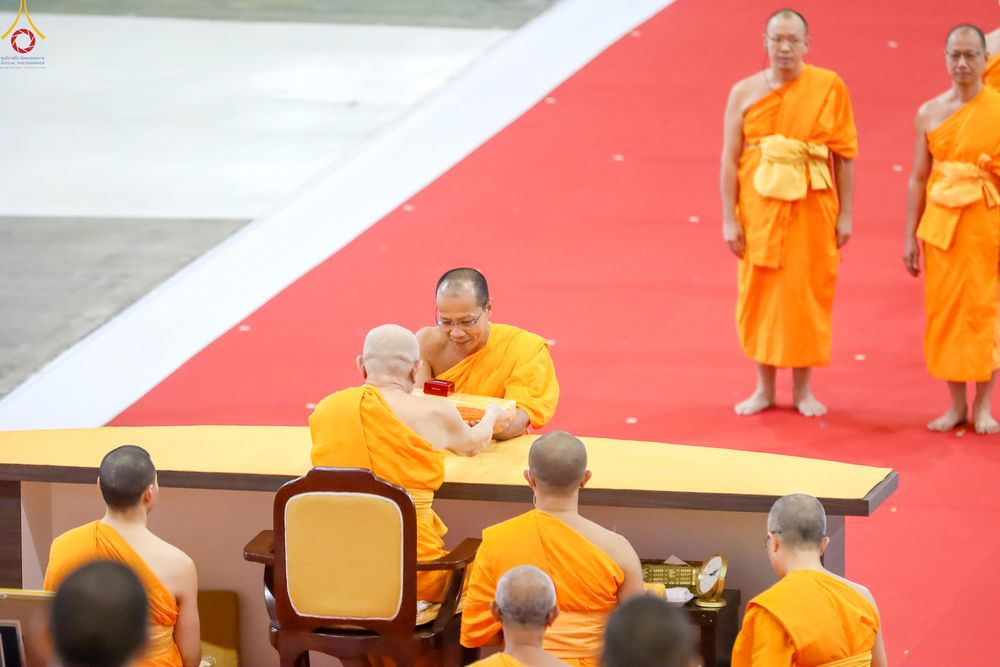 ภาพ No.338975:วันอาทิตย์ที่ 12 กรกฎาคม พ.ศ.2569 พิธีมุทิตาผู้สอบได้เปรียญธรรม ประโยค 1-2 ถึง ป.ธ.9 และ บ.ศ.1-2 ถึง บ.ศ.6 สำนักศาสนศึกษาวัดพระธรรมกาย ประจำปี 2569, พิธีมอบตราตั้งแต่งตั้งอาจารย์ใหญ่ สำนักศาสนศึกษาวัดพระธรรมกาย